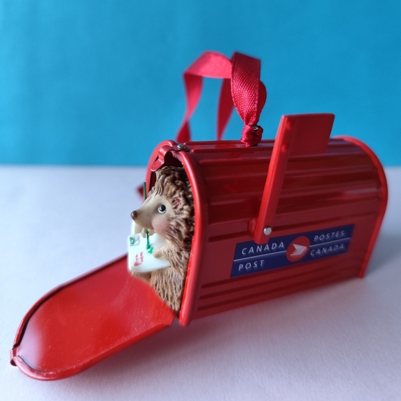 2001 Hallmark Canada Post Christmas tree ornament - Picture 2 of 7